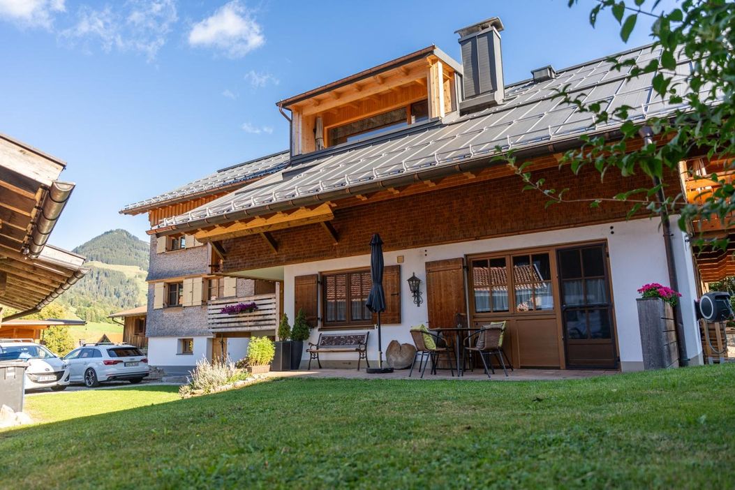 Haus mit Terrasse bei Sonnenschein
