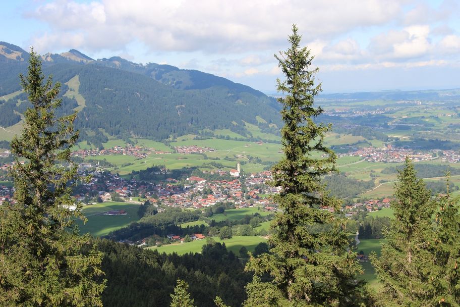 Ausblick vom Falkenstein auf Pfronten im Allgäu