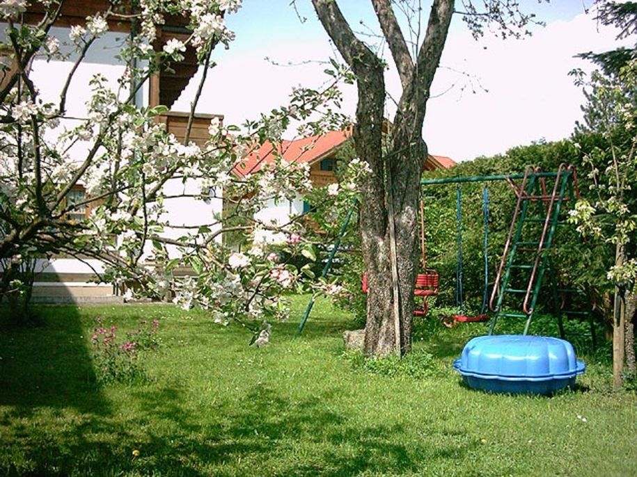 frihrekinderistvielplatzrundumshausinunseremgroengarten