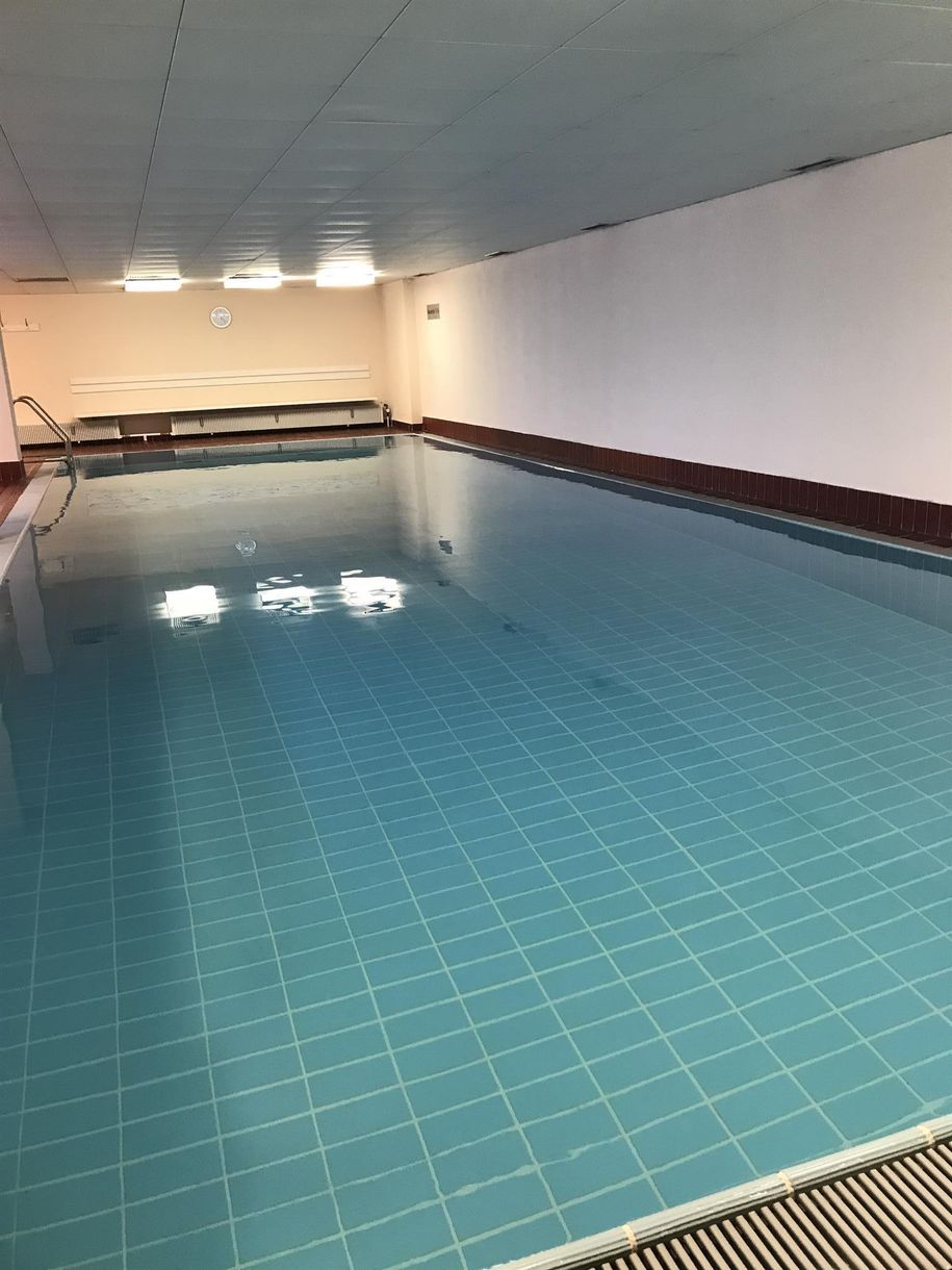 Schwimmbecken