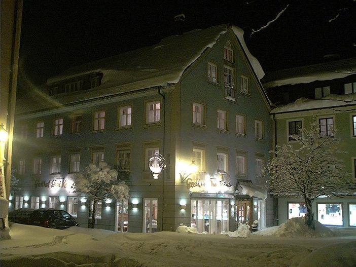 Das Hotel bei Nacht