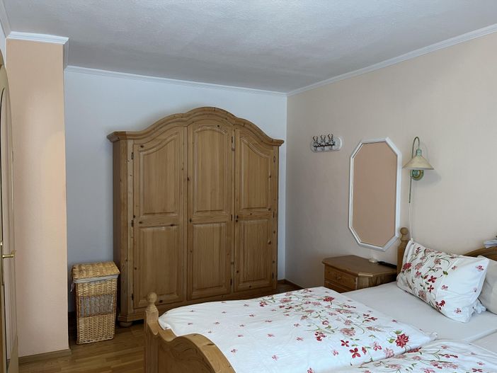 Schlafzimmer mit großem Bauernschrank