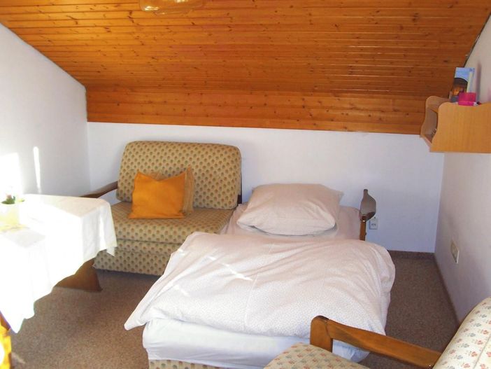 Das Wohnzimmer von Wohnung 1 mit Bettcouch
