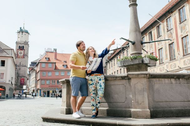 Memmingen Altstadt Junges Paar mit dem Stadtplan am Brunnen am Marktplatz