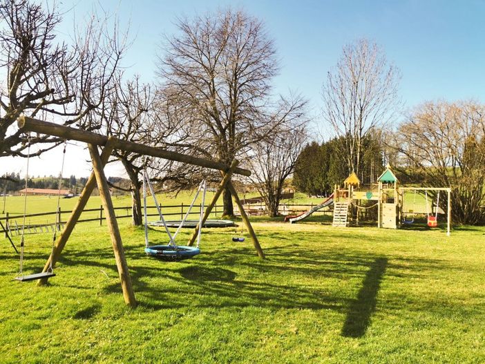 Unser Garten mit Trampolin ebenerdig
