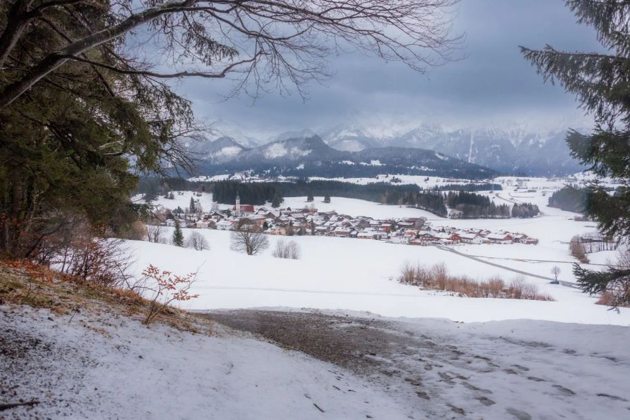 Aus dem Wald kommend eröffnet sich ein toller Ausblick auf die Berge und den Ortsteil Zell.