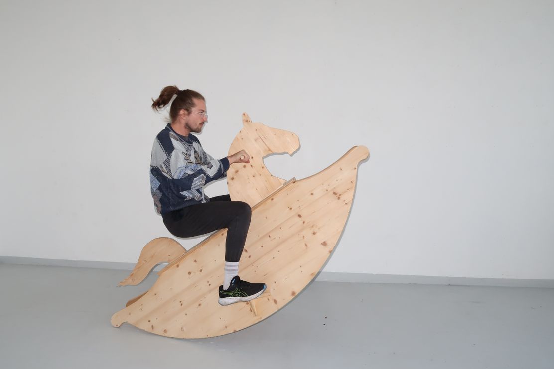 Simon Kießler, Dizzy/Schaukelpferd, 2021, Holz, 110 x 200 x 60 cm