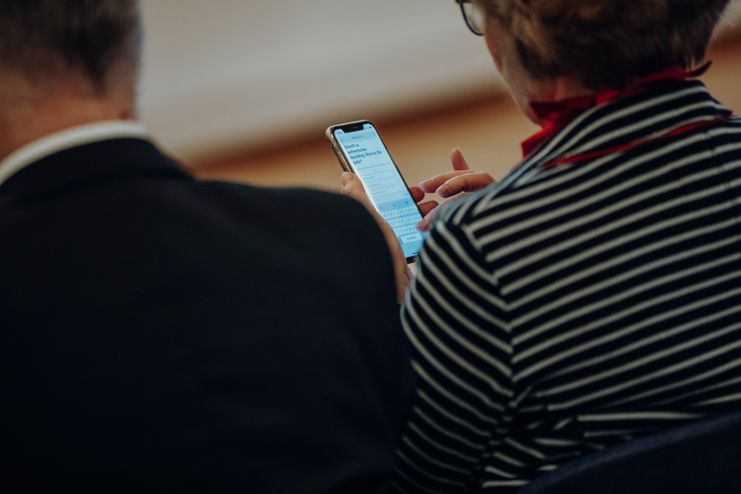 Frau sieht auf Handy