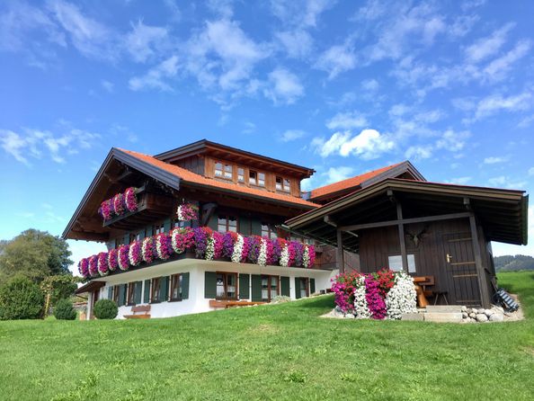 Haus mit Gartenhaus im Sommer
