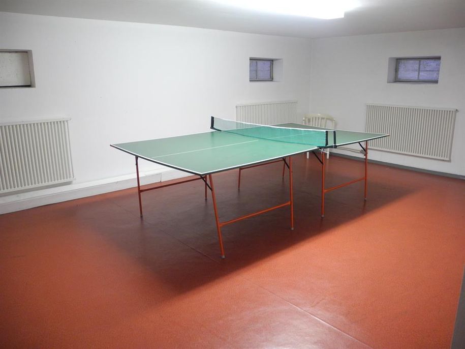 Freizeitraum mit Tischtennisplatte