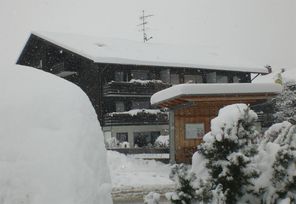 Bushaltestelle vorm Haus