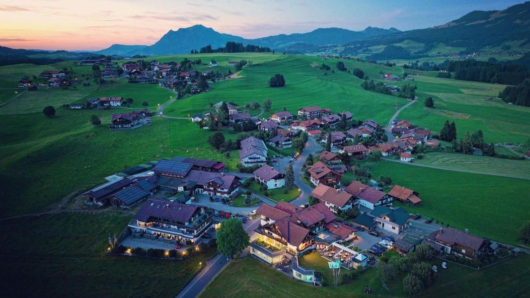 Berwanger_Hof_am_Abend_16zu9