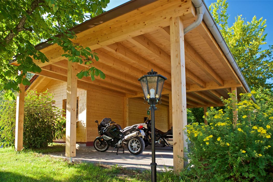 Hotel Mühlenhof Carport mit Motorrad