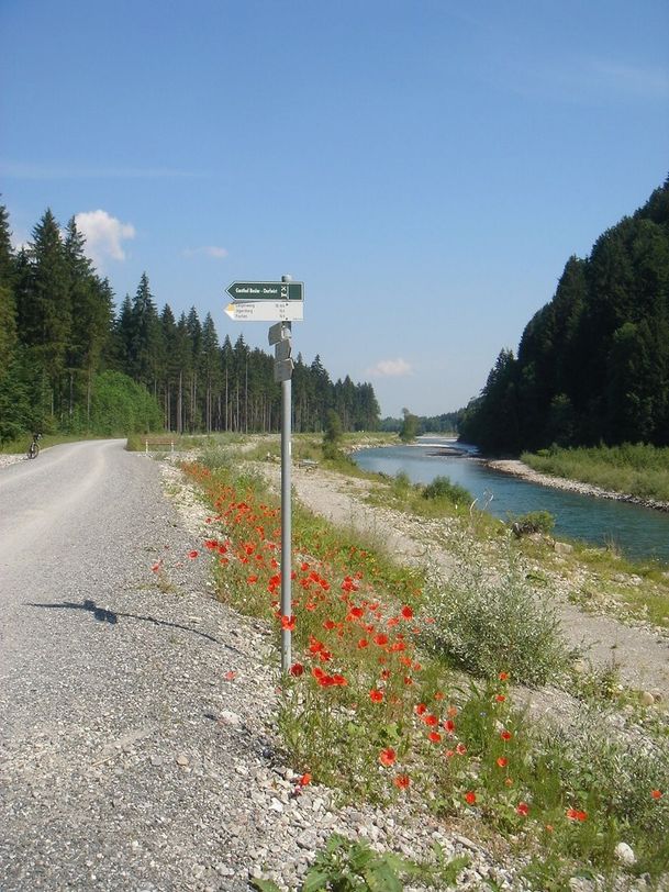 Wandern am Illerdamm bei Fischen im Allgäu