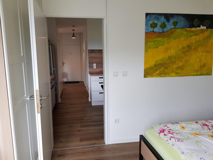 Schlafzimmer samt Blick zur Eingangstür